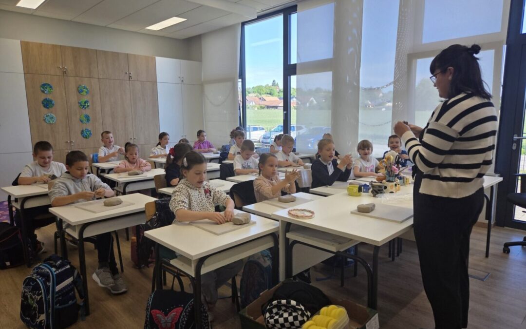 Vesele ručice i čarolija bijele gline u 1.C